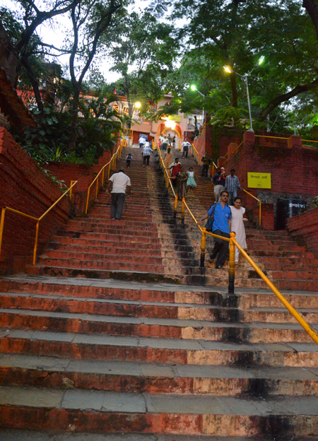 https://placesnearpune.com/images/chaturshringi_hill_temple_pune_04.jpg?utm_source=chatgpt.com