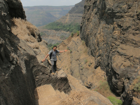 places to see near pune kalavantin durg trek