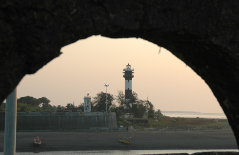 moti nani daman fort church beach