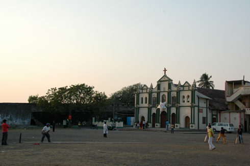 moti nani daman fort church beach