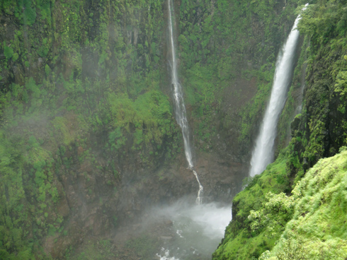 places to see near pune thoseghar waterfalls