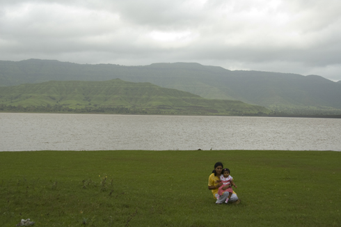 wai_village_dhom_dam_boating_03