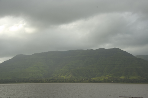 wai_village_dhom_dam_boating_08